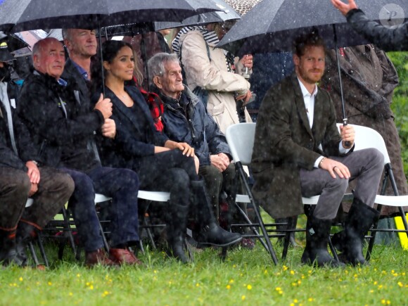 Le prince Harry, duc de Sussex, et Meghan Markle, duchesse de Sussex, assistent à l'inauguration d'un site de 20 hectares pour The Queen's Commonwealth Canopy à Auckland, Nouvelle-Zélande, le 30 octobre 2018. Après avoir dévoilé la plaque, ils ont participé à un lancé de bottes avec des écoliers de la région.