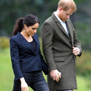 Le prince Harry, duc de Sussex, et Meghan Markle, duchesse de Sussex, assistent à l'inauguration d'un site de 20 hectares pour The Queen's Commonwealth Canopy à Auckland, Nouvelle-Zélande, le 30 octobre 2018. Après avoir dévoilé la plaque, ils ont participé à un lancé de bottes avec des écoliers de la région.