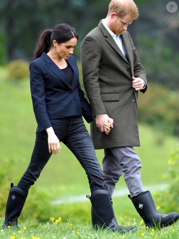 Le prince Harry, duc de Sussex, et Meghan Markle, duchesse de Sussex, assistent à l'inauguration d'un site de 20 hectares pour The Queen's Commonwealth Canopy à Auckland, Nouvelle-Zélande, le 30 octobre 2018. Après avoir dévoilé la plaque, ils ont participé à un lancé de bottes avec des écoliers de la région.
