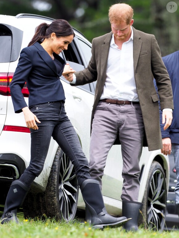 Le prince Harry, duc de Sussex, et Meghan Markle, duchesse de Sussex, assistent à l'inauguration d'un site de 20 hectares pour The Queen's Commonwealth Canopy à Auckland, Nouvelle-Zélande, le 30 octobre 2018. Après avoir dévoilé la plaque, ils ont participé à un lancé de bottes avec des écoliers de la région.