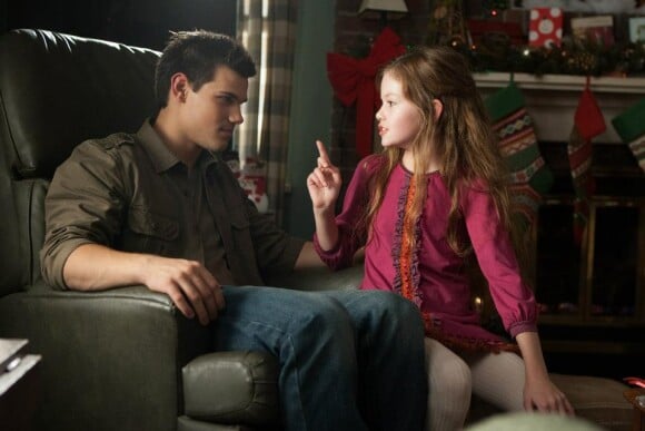 Renesmée Cullen avec Jacob, dans Twilight.