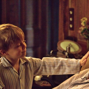 Andrew Garfield et Claire Foy dans le film Breathe, d'Andy Serkis.