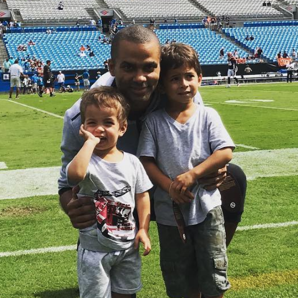 Tony Parker avec ses fils Josh et Liam en septembre 2018.