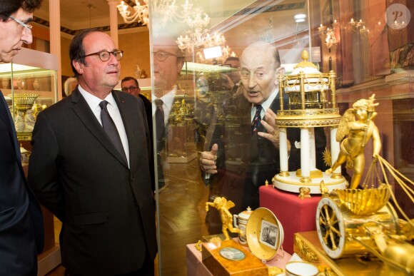 Semi-exclusif : L'ancien président français François Hollande en visite en Belgique, à Mons, lors d'une visite avec Elio Di Rupo ( Maire de la ville de Mons ) du célèbre musée de l'horlogerie, musée François Duesberg à Mons, Belgique, le 30 octobre 2018.