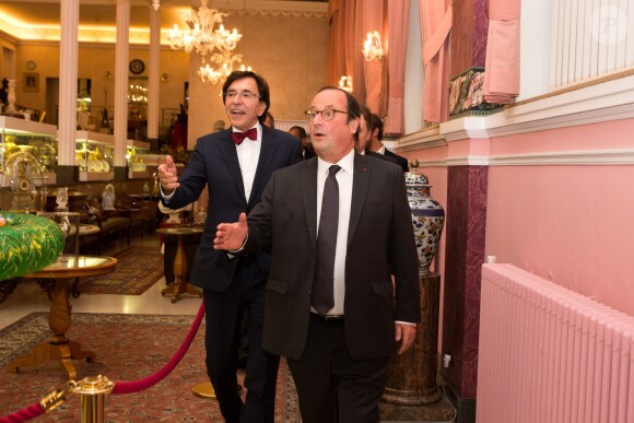 Semi-exclusif : L'ancien président français François Hollande en visite en Belgique, à Mons, lors d'une visite avec Elio Di Rupo ( Maire de la ville de Mons ) du célèbre musée de l'horlogerie, musée François Duesberg à Mons, Belgique, le 30 octobre 2018.