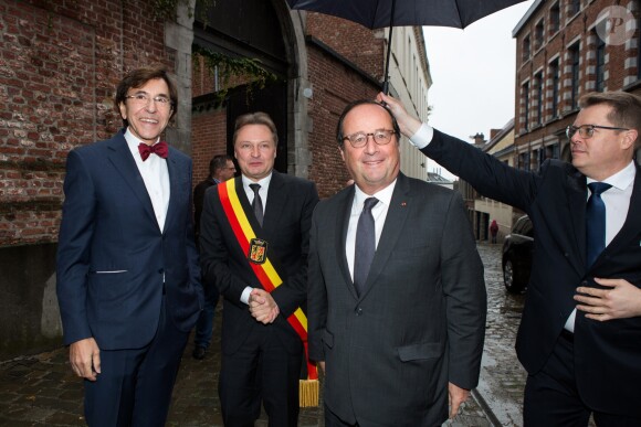 L'ancien président français François Hollande lors d'une visite en Belgique, à Mons, rencontre le bourgmestre ( Maire ) sortant de Mons Elio Di Rupo, lors d'une dédicace de son livre " Les leçons du pouvoir " et d'un déjeuner conférence à Mons, Belgique, le 30 octobre 2018.