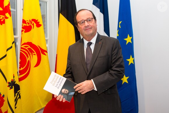 L'ancien président français François Hollande lors d'une visite en Belgique, à Mons, rencontre le bourgmestre ( Maire ) sortant de Mons Elio Di Rupo, lors d'une dédicace de son livre " Les leçons du pouvoir " et d'un déjeuner conférence à Mons, Belgique, le 30 octobre 2018.