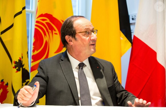 L'ancien président français François Hollande lors d'une visite en Belgique, à Mons, rencontre le bourgmestre ( Maire ) sortant de Mons Elio Di Rupo, lors d'une dédicace de son livre " Les leçons du pouvoir " et d'un déjeuner conférence à Mons, Belgique, le 30 octobre 2018.