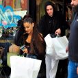 Exclusif - Ariana Grande et Pete Davidson font du shopping avec des amis à New York. Le 28 juin 2018.