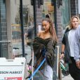 Ariana Grande se promène avec ses deux chiens à New York le 22 septembre 2018.