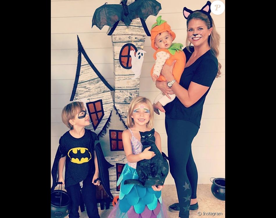 La princesse Madeleine de Suède avec ses trois enfants, déguisés pour Halloween : Nicolas, 3 ans, Leonore, 4 ans, et Adrienne, 7 mois, adorable en citrouille dans ses bras. Photo Instagram, 1er novembre 2018.