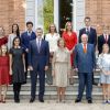 La reine Sofia d'Espagne entourée de sa famille pour fêter ses 80 ans, le 2 novembre 2018 au palais de la Zarzuela à Madrid. Autour d'elle au premier rang : la princesse Leonor des Asturies, la reine Letizia, le roi Felipe VI, le roi Juan Carlos Ier et l'infante Sofia ; au 2e rang : Irene Urdangarin, Victoria Federica et Felipe Froilan de Marichalar, l'infante Elena, l'infante Cristina, Juan Valentin, Miguel et Pablo Urdangarin.