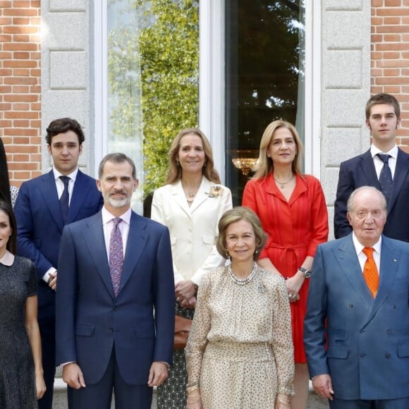 La reine Sofia d'Espagne entourée de sa famille pour fêter ses 80 ans, le 2 novembre 2018 au palais de la Zarzuela à Madrid. Autour d'elle au premier rang : la princesse Leonor des Asturies, la reine Letizia, le roi Felipe VI, le roi Juan Carlos Ier et l'infante Sofia ; au 2e rang : Irene Urdangarin, Victoria Federica et Felipe Froilan de Marichalar, l'infante Elena, l'infante Cristina, Juan Valentin, Miguel et Pablo Urdangarin.