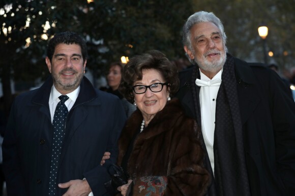 Placido Domingo arrivant avec sa femme Marta au concert donné pour le 80e anniversaire de la reine Sofia d'Espagne, le 2 novembre 2018 à Madrid. Le ténor dirigeait pour l'occasion l'orchestre symphonique Freixenet de l'Ecole Reine Sofia.