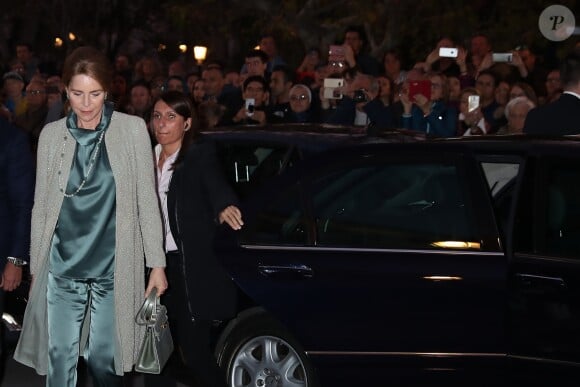 La reine Noor de Jordanie arrivant au concert donné pour le 80e anniversaire de la reine Sofia d'Espagne, le 2 novembre 2018 à Madrid, sous la direction de Placido Domingo.