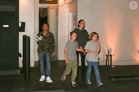 Exclusif - Angelina Jolie est allée diner avec ses enfants Shiloh, Vivienne et pax au restaurant Umeda sur Melrose à Los Angeles, le 20 octobre 2018