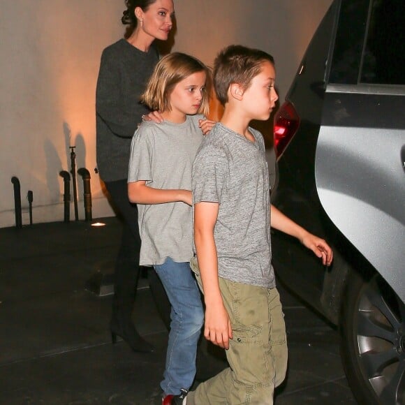 Exclusif - Angelina Jolie est allée dîner avec ses enfants Pax, Vivienne et Knox dans un restaurant japonais à Los Angeles le 21 octobre 2018.