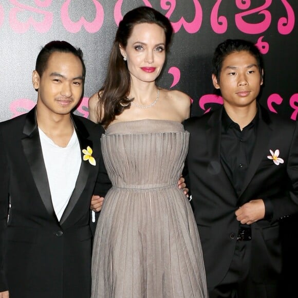 Angelina Jolie et ses fils Maddox Jolie-Pitt et Pax Thien Jolie-Pitt à la première de ‘D'abord, ils ont tué mon père’ à New York, le 14 septembre 2017