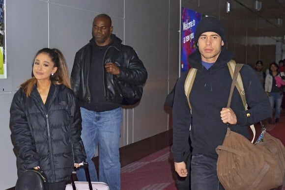 Ariana Grande et Ricky Alvarez arrivent à l'aéroport de Tokyo le 11 avril 2016. © Future-Image via ZUMA Press / Bestimage