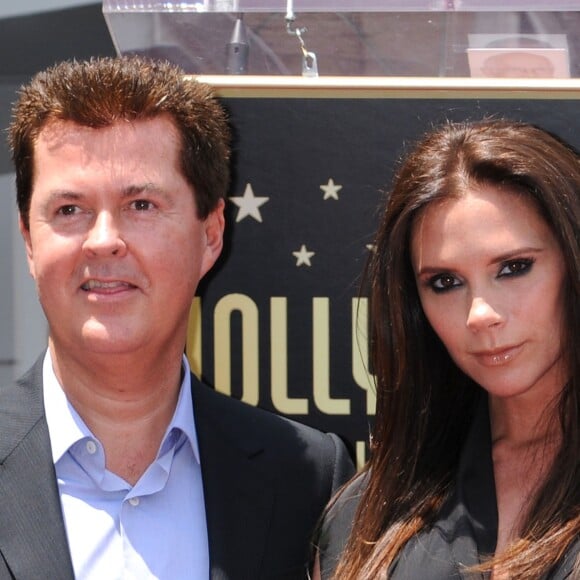 Simon Fuller entouré de Victoria Beckham lors de la remise de son étoile sur le Hollywood Boulevard à Los Angeles le 23 mai 2011