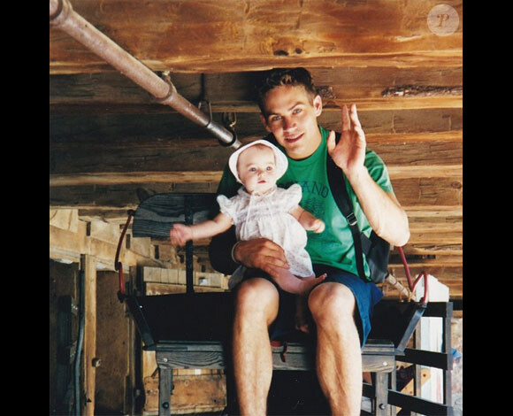 Un an après la mort de Paul Walker en novembre 2013, Meadow Walker a rendu hommage à son père en postant cette photo d'elle bébé dans les bras de son père.