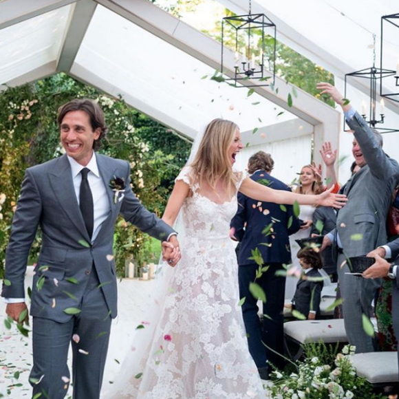 Gwyneth Paltrow dans une robe de mariée Valentino et Brad Falchuk en Tom Ford, lors de leur mariage le 29 septembre 2018.