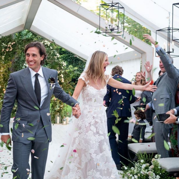 Gwyneth Paltrow dans une robe de mariée Valentino et Brad Falchuk en Tom Ford, lors de leur mariage le 29 septembre 2018.