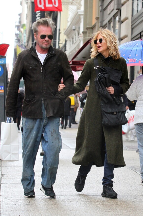 Meg Ryan et son compagnon John Mellencamp font du shopping à New York le 30 avril 2018.