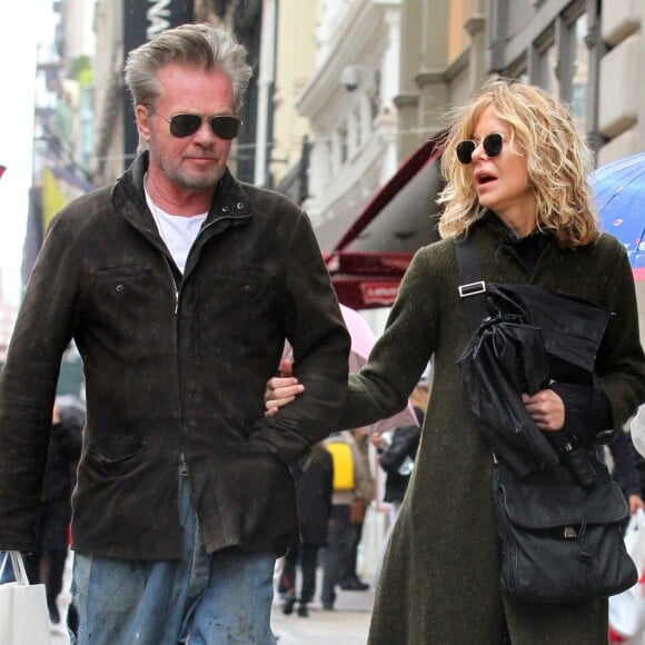 Meg Ryan et son compagnon John Mellencamp font du shopping à New York le 30 avril 2018.