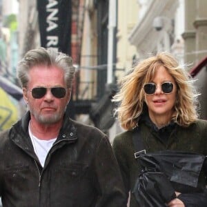 Meg Ryan et son compagnon John Mellencamp font du shopping à New York le 30 avril 2018.