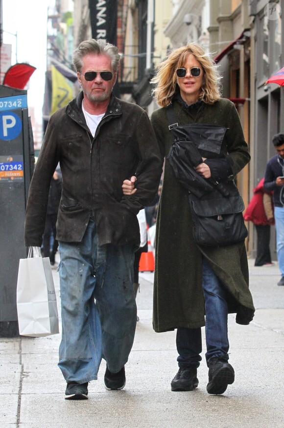 Meg Ryan et son compagnon John Mellencamp font du shopping à New York le 30 avril 2018.