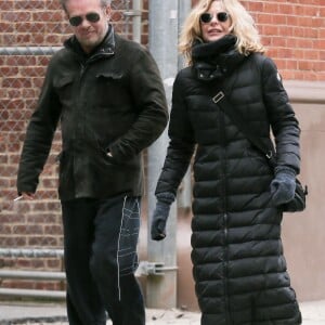 Exclusive - Meg Ryan et son compagnon John Mellencamp se baladent en amoureux dans les rues de New York, le 17 avril 2018.