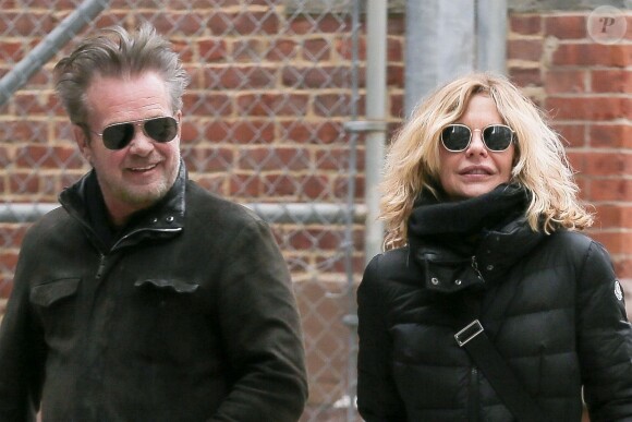 Exclusive - Meg Ryan et son compagnon John Mellencamp se baladent en amoureux dans les rues de New York, le 17 avril 2018.