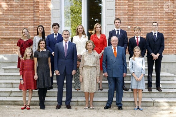 L'infante Cristina d'Espagne, en orange au second rang, a pris part aux célébrations du 80e anniversaire de sa mère la reine Sofia le 2 novembre 2018 au palais de la Zarzuela à Madrid, avec ses enfants Irene, Juan Valentin, Miguel et Pablo Urdangarin.