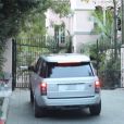 Exclusif - Kim Kardashian évacue son domicile avec son Range Rover pour se rendre à l'hotel Bel Air suite aux feux de fôret qui menace sa propriété à Studio City le 9 novembre 2018.