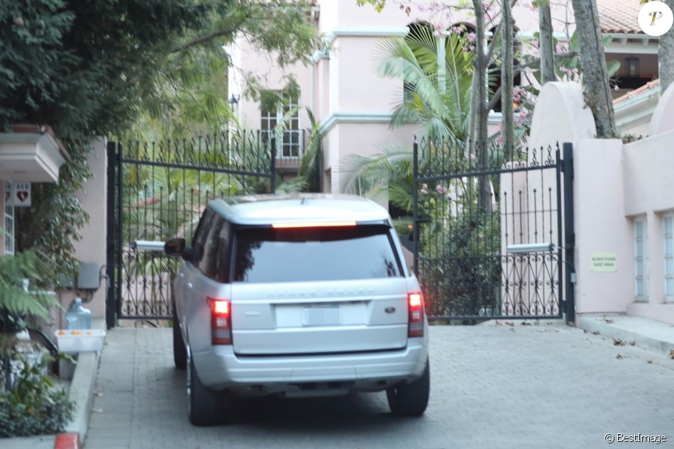 Exclusif - Kim Kardashian évacue son domicile avec son Range Rover pour se rendre à l&#039;hotel Bel Air suite aux feux de fôret qui menace sa propriété à Studio City le 9 novembre 2018.