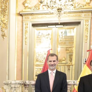 Le roi Felipe VI et la reine Letizia d'Espagne au palais du gouvernement du Pérou avec le président Martin Alberto Vizcarra et sa femme Maribel Diaz Cabello à Lima le 12 novembre 2018. 