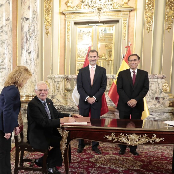 Le roi Felipe VI et la reine Letizia d'Espagne au palais du gouvernement du Pérou avec le président Martin Alberto Vizcarra et sa femme Maribel Diaz Cabello à Lima le 12 novembre 2018. 