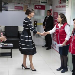 La reine Letizia visite le Centre d'urgence pour les femmes à l'occasion de sa visite officielle à Lima au Pérou le 13 novembre 2018.