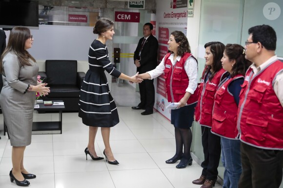 La reine Letizia visite le Centre d'urgence pour les femmes à l'occasion de sa visite officielle à Lima au Pérou le 13 novembre 2018.