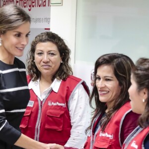La reine Letizia visite le Centre d'urgence pour les femmes à l'occasion de sa visite officielle à Lima au Pérou le 13 novembre 2018.