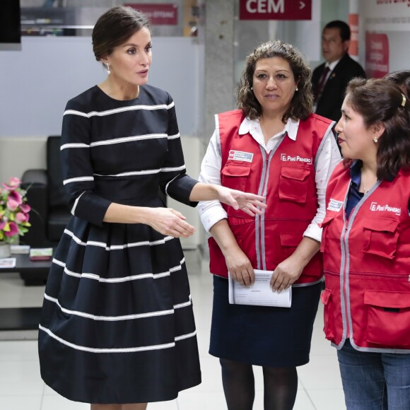 La reine Letizia visite le Centre d'urgence pour les femmes à l'occasion de sa visite officielle à Lima au Pérou le 13 novembre 2018.