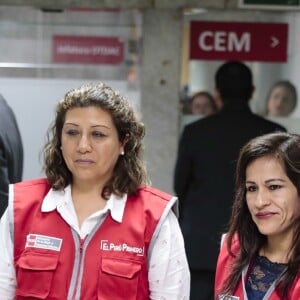 La reine Letizia visite le Centre d'urgence pour les femmes à l'occasion de sa visite officielle à Lima au Pérou le 13 novembre 2018.