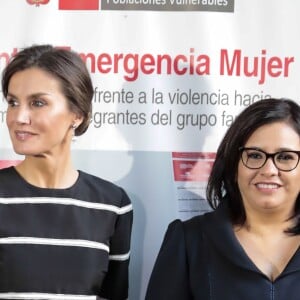 La reine Letizia visite le Centre d'urgence pour les femmes à l'occasion de sa visite officielle à Lima au Pérou le 13 novembre 2018.