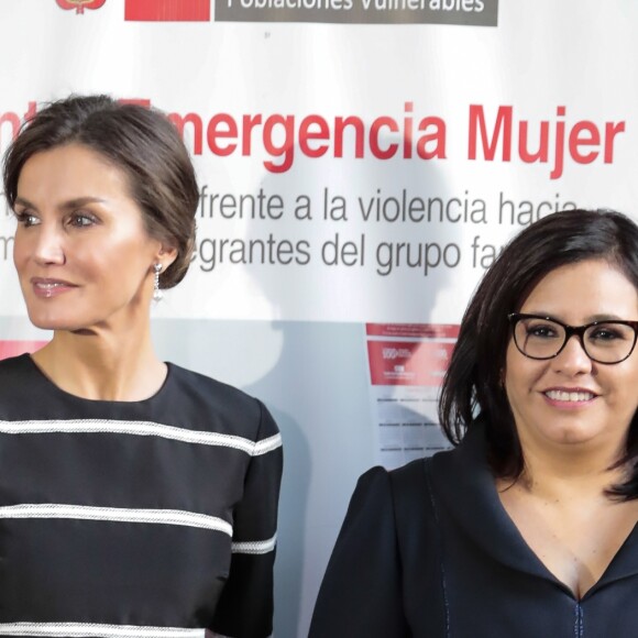 La reine Letizia visite le Centre d'urgence pour les femmes à l'occasion de sa visite officielle à Lima au Pérou le 13 novembre 2018.