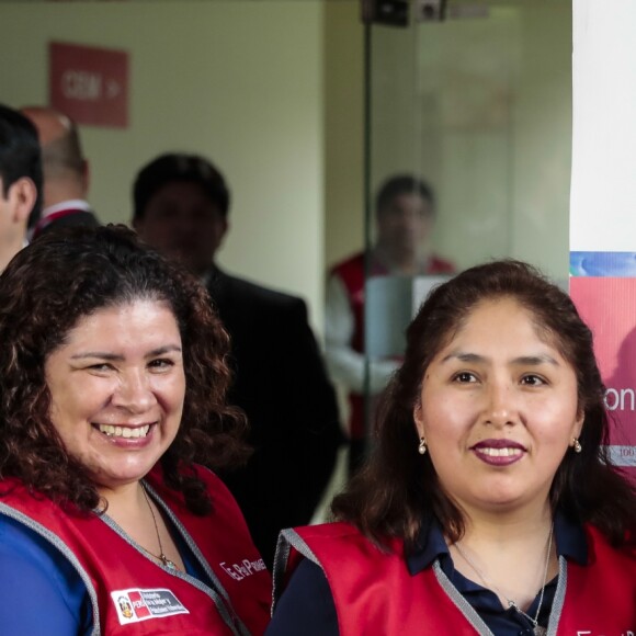 La reine Letizia visite le Centre d'urgence pour les femmes à l'occasion de sa visite officielle à Lima au Pérou le 13 novembre 2018.