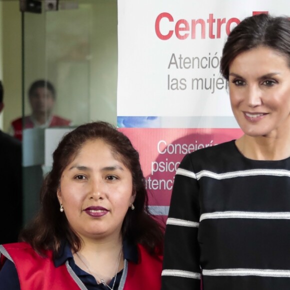 La reine Letizia visite le Centre d'urgence pour les femmes à l'occasion de sa visite officielle à Lima au Pérou le 13 novembre 2018.