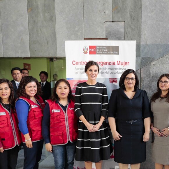 La reine Letizia visite le Centre d'urgence pour les femmes à l'occasion de sa visite officielle à Lima au Pérou le 13 novembre 2018.