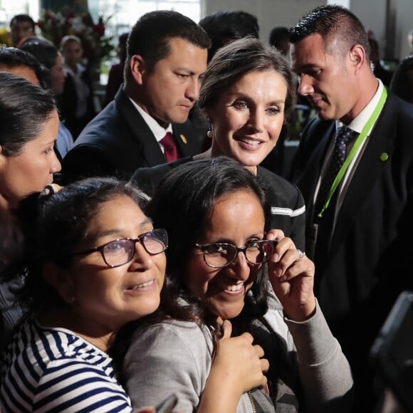 La reine Letizia visite le Centre d'urgence pour les femmes à l'occasion de sa visite officielle à Lima au Pérou le 13 novembre 2018.