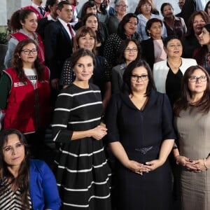 La reine Letizia visite le Centre d'urgence pour les femmes à l'occasion de sa visite officielle à Lima au Pérou le 13 novembre 2018.